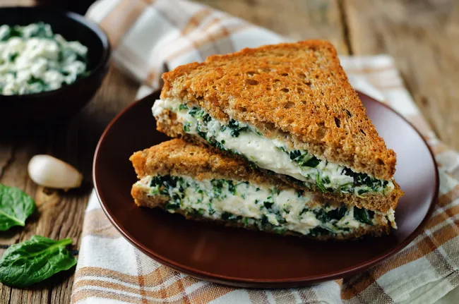 Toast ricotta épinard
